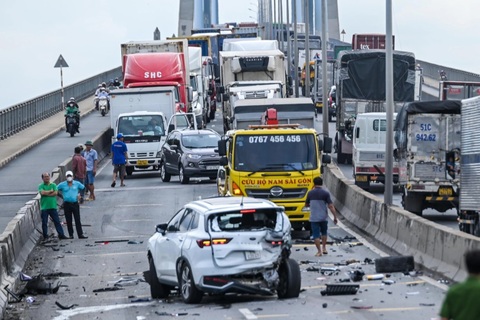 Xe tải bị vỡ bơm hơi phanh gây tai nạn liên hoàn ở cầu Phú Mỹ?