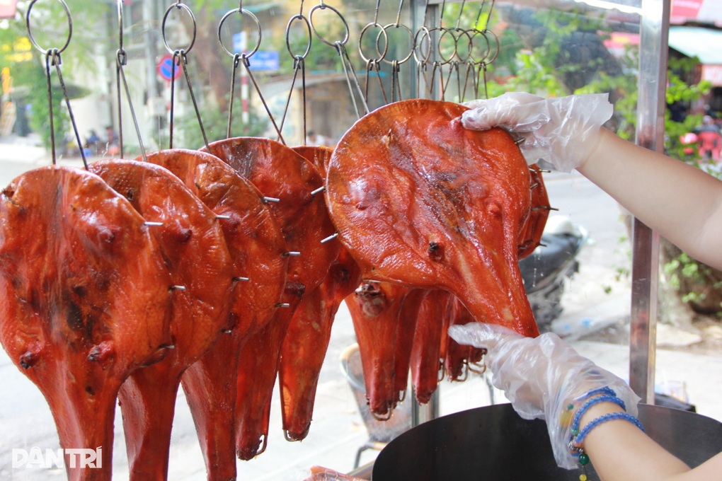 Món vịt tỳ bà độc lạ, kỳ công chế biến hơn 10 tiếng mới ra lò ở Hà Nội - 4 Món vịt tỳ bà độc lạ, kỳ công chế biến hơn 10 tiếng mới ra lò ở Hà Nội - 4