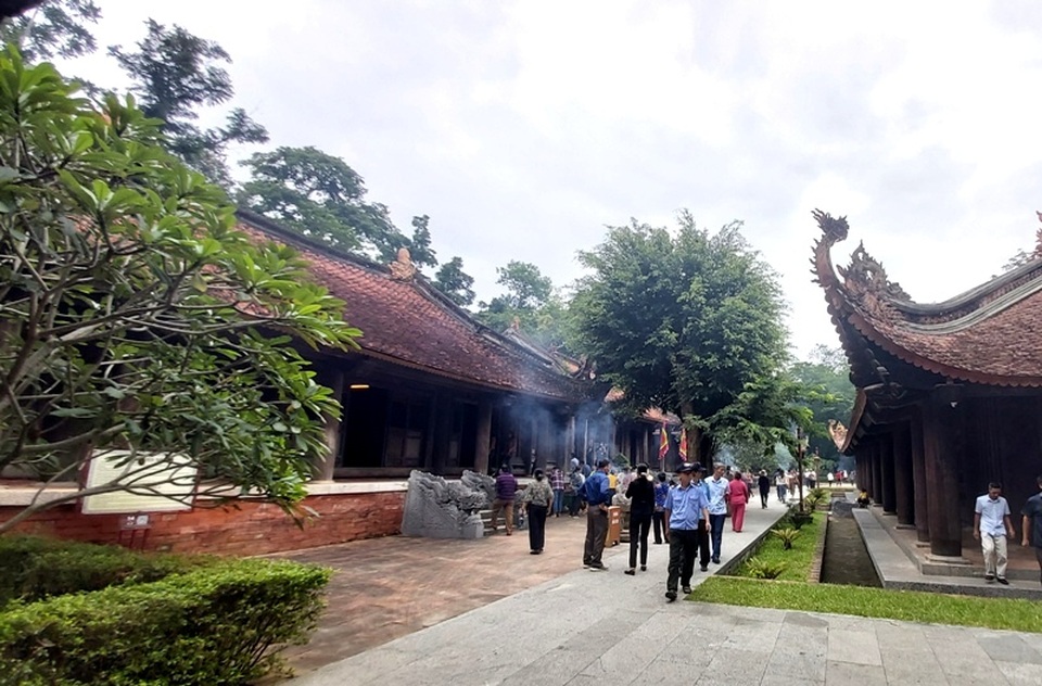Hàng nghìn người hành hương về Khu di tích quốc gia đặc biệt Lam Kinh - 6 Hàng nghìn người hành hương về Khu di tích quốc gia đặc biệt Lam Kinh - 6