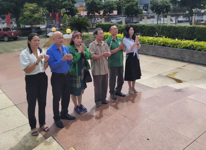 Đoàn đại biểu Trung tâm CEDC do ông Ngô Văn Hiền, Giám đốc và ông Lê Khắc Thành, Phó giám đốc dẫn đầu dâng hương tưởng niệm các Anh hùng Liệt sĩ ở Đài Liệt sĩ Quận Gò Vấp, TPHCM.