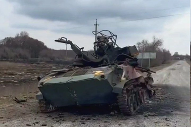 Ukraine bắn cháy xe bọc thép của lực lượng lính dù tinh nhuệ Nga ở Donetsk