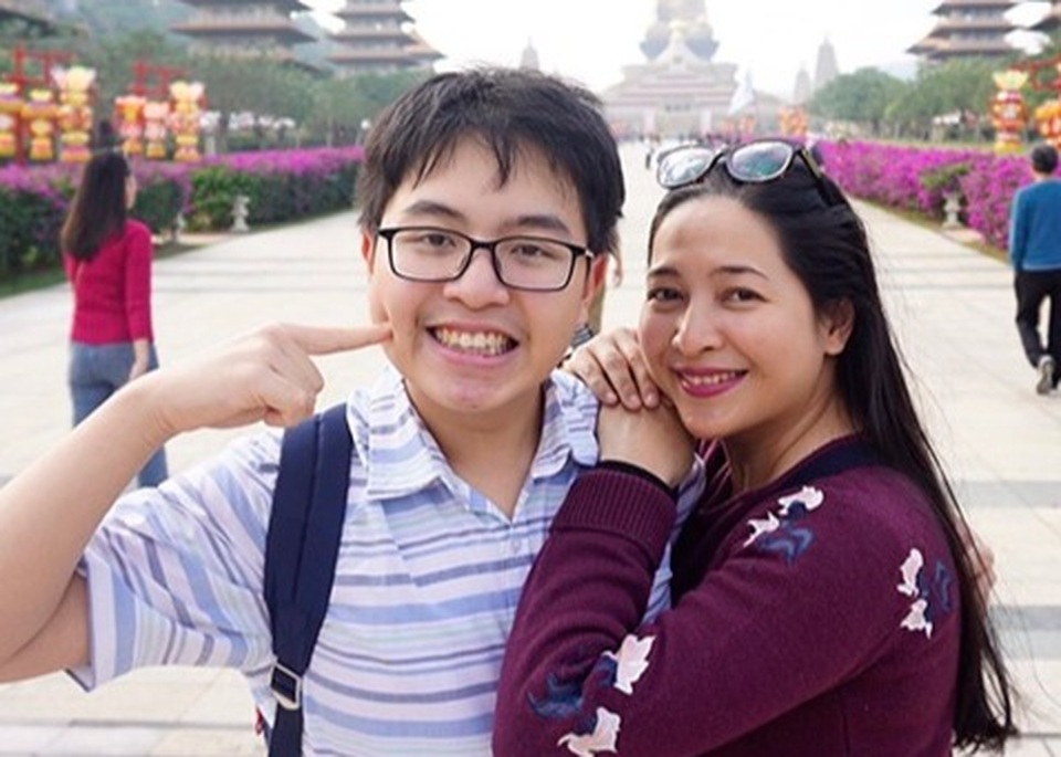 “Con ở lại sẽ giúp chính phủ và đồng bào trong nước giảm bớt gánh nặng” - 1