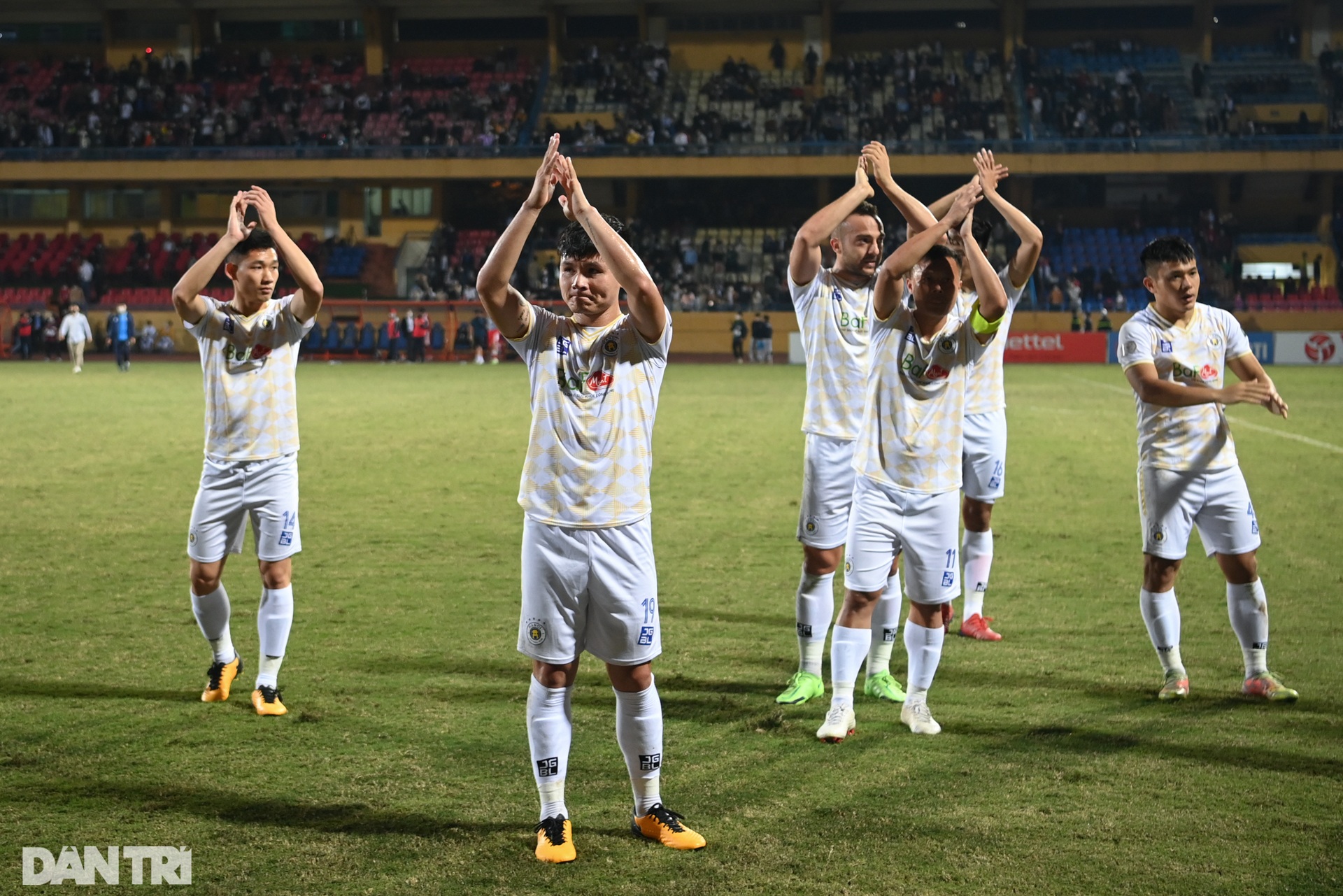 Quang Hải mắt đỏ hoe, ngậm ngùi nhìn khán giả trong ngày chia tay V-League - 4 Quang Hải mắt đỏ hoe, ngậm ngùi nhìn khán giả trong ngày chia tay V-League - 4