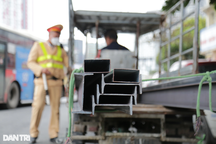 Tài xế giả danh thương binh, chở hàng cồng kềnh bị CSGT xử lý