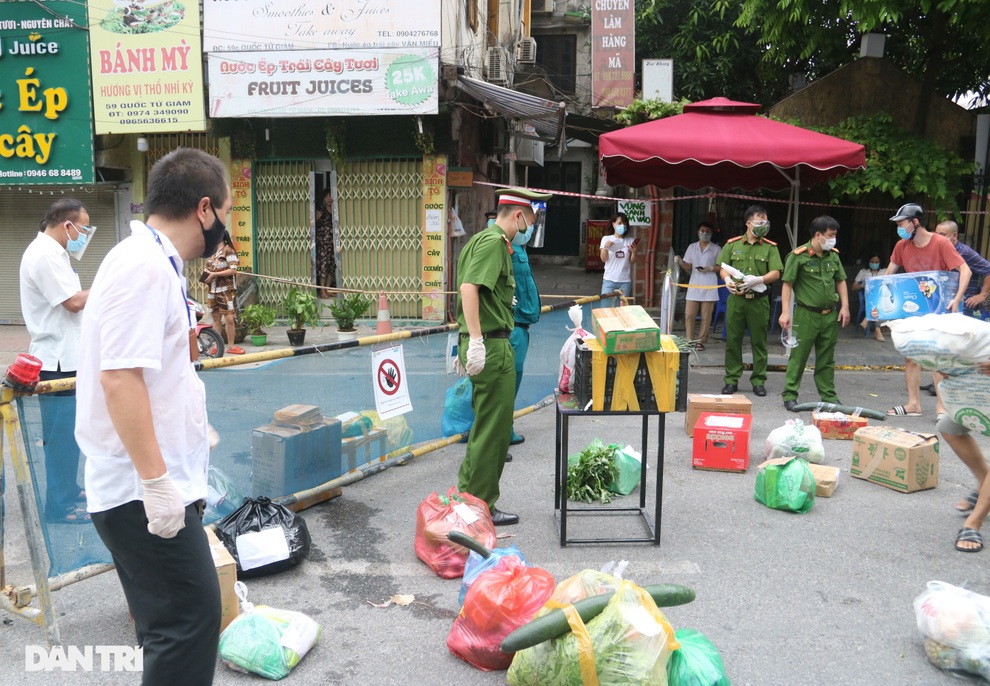 Hà Nội lập rào thép gai, phong tỏa nhiều lớp trên phố Văn Chương - 13 Hà Nội lập rào thép gai, phong tỏa nhiều lớp trên phố Văn Chương - 13