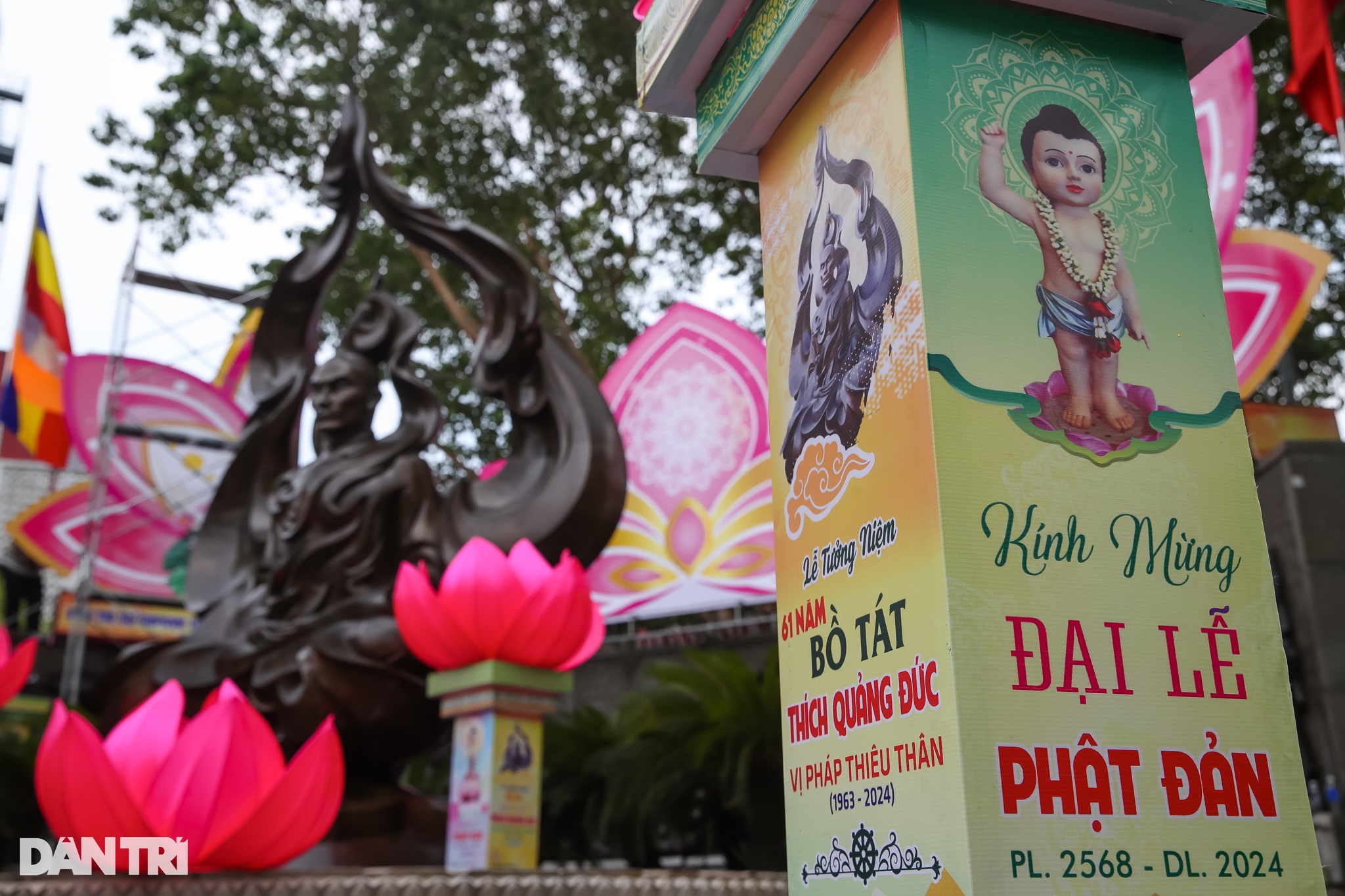 Đường phố, chùa chiền ở TPHCM trang hoàng mừng lễ Phật đản - 13