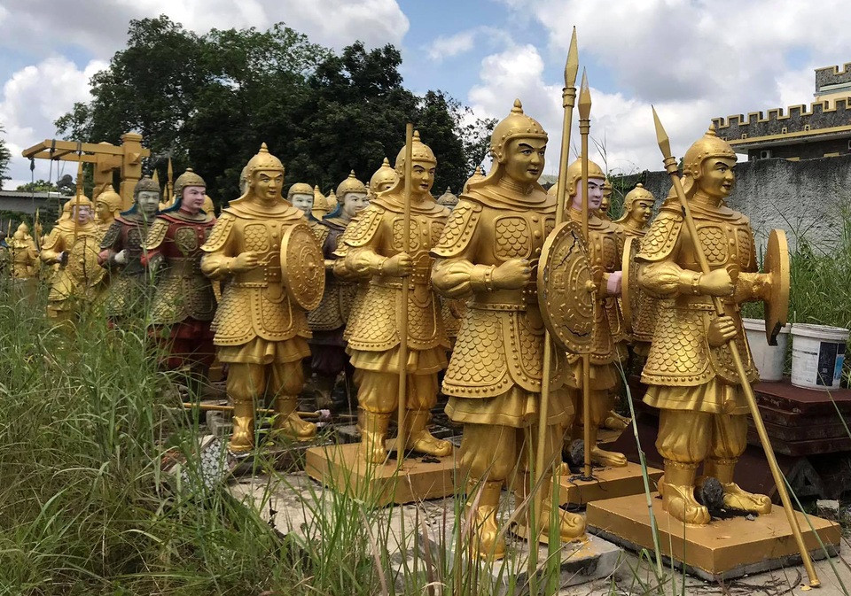 Cận cảnh đội quân đất nung “giống lính Tần Thuỷ Hoàng” trong bãi phế liệu - 8 Cận cảnh đội quân đất nung “giống lính Tần Thuỷ Hoàng” trong bãi phế liệu - 8