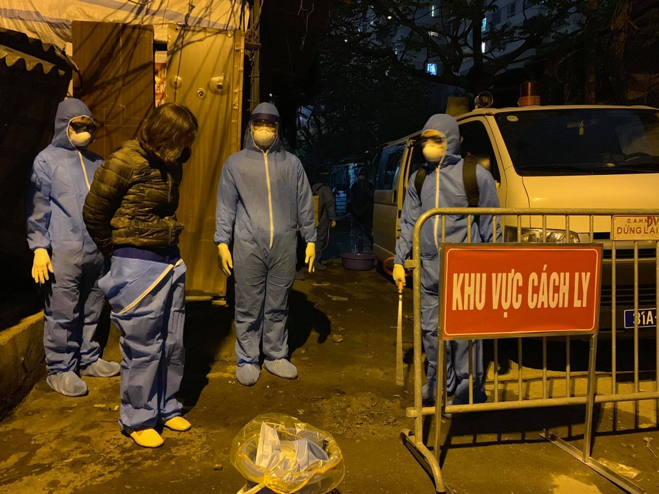 Nội bất xuất ngoại bất nhập ở khu cách ly Cầu Giấy do ca nhiễm Covid-19 - 2 Nội bất xuất ngoại bất nhập ở khu cách ly Cầu Giấy do ca nhiễm Covid-19 - 2