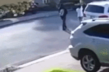 Clip người đàn ông hạ gục tên cướp có súng khiến dân mạng thán phục