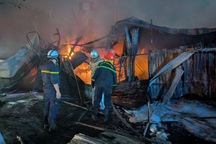 Cháy dãy cửa hàng ở Hà Nội lúc rạng sáng