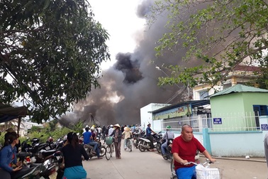 Cháy bãi phế liệu, 500 học sinh nghỉ học khẩn cấp vì khói độc