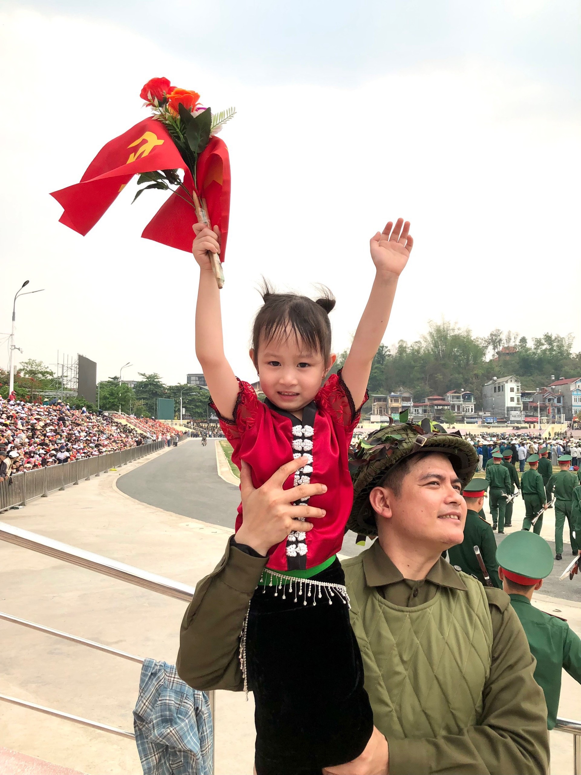 Em bé được chọn làm bé gái tượng đài ở Điện Biên Phủ bất ngờ nổi tiếng - 3