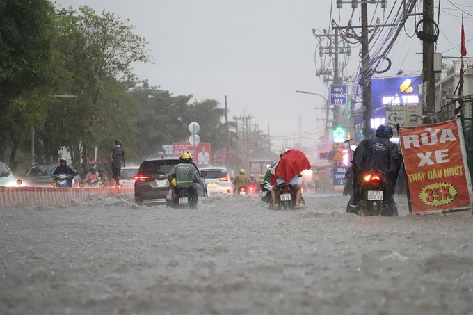 Đường ở TPHCM ngập cả mét sau mưa lớn - 4 Đường ở TPHCM ngập cả mét sau mưa lớn - 4