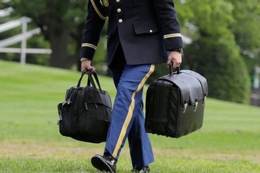 Mỹ xem xét mức độ an toàn của vali hạt nhân luôn đi theo tổng thống