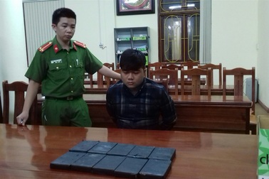 Bắt đối tượng vận chuyển 10 bánh heroin với giá 20 triệu đồng
