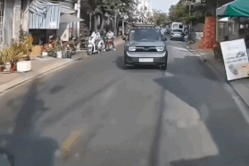 Tài xế bỏ ô tô giữa đường sau mâu thuẫn giao thông ở TPHCM