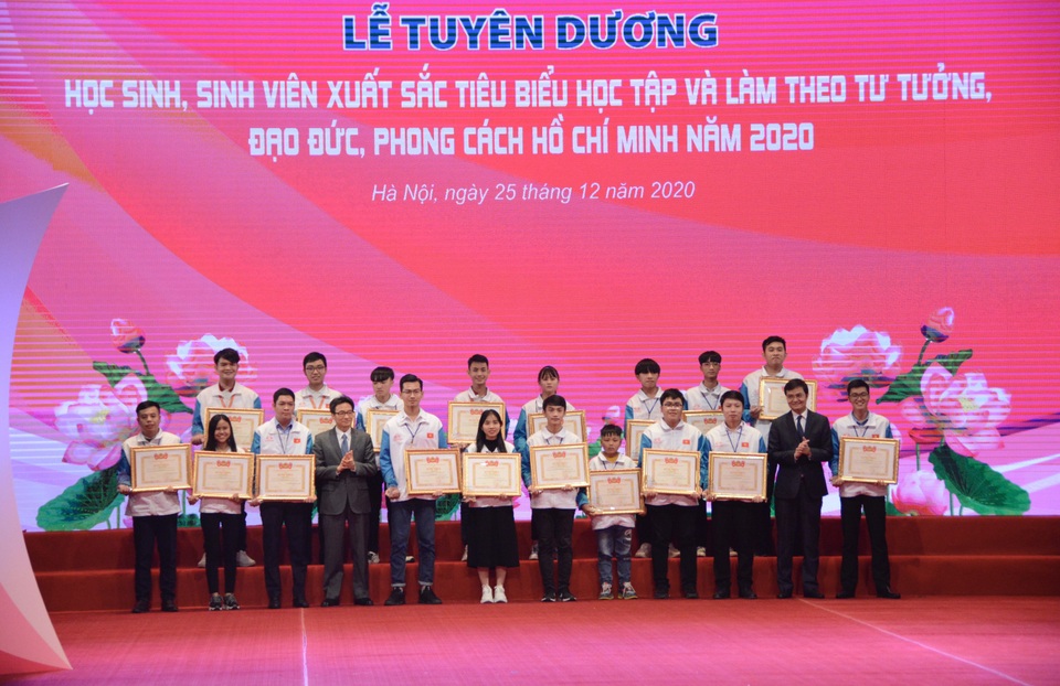 Tuyên dương 130 học sinh, sinh viên xuất sắc học tập và làm theo Bác - 4 Tuyên dương 130 học sinh, sinh viên xuất sắc học tập và làm theo Bác - 4