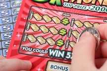 Vừa chơi xổ số lần đầu, một phụ nữ trúng ngay 1,2 tỷ đồng