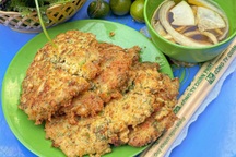 Tới quán chả rươi ở Hà Nội khách Hàn nói "có chết cũng không ăn" và cái kết