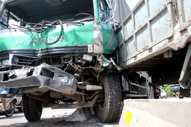 Ba ô tô biến dạng sau vụ tai nạn liên hoàn trên quốc lộ 1A