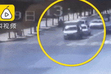 Xe tải bất ngờ "diễn xiếc" khi đang dừng chờ đèn đỏ