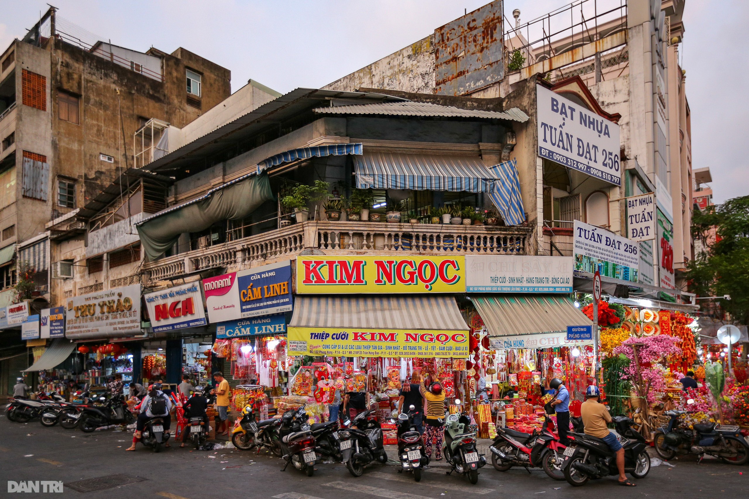 Phố bán đồ trang trí Tết lớn nhất Sài Gòn rực rỡ sắc đỏ - 7 Phố bán đồ trang trí Tết lớn nhất Sài Gòn rực rỡ sắc đỏ - 7
