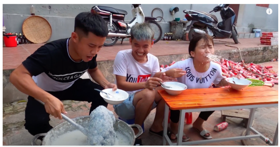 Con trai bà Tân Vlog “nấu cháo gà nguyên lông”: Sẽ bị xử lý nghiêm? - 2 Con trai bà Tân Vlog “nấu cháo gà nguyên lông”: Sẽ bị xử lý nghiêm? - 2