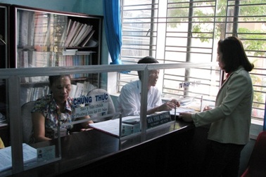 Cán bộ phường viết giúp đơn thư cho dân 