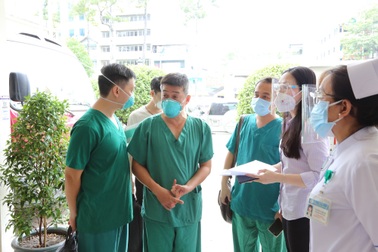 Các bác sĩ tuyến đầu bước vào "trận đánh lớn nhất" với dịch Covid-19