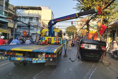 Xe 4 chỗ leo dải phân cách, 3 người may mắn thoát chết