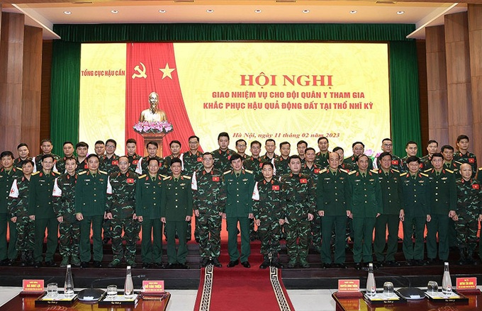 Các đại biểu chụp ảnh chung cùng Đội Quân y.