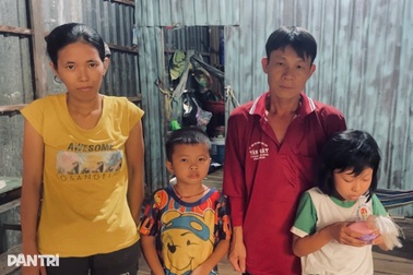 Chồng nghèo nuôi vợ khờ và 2 con thơ thất học trong căn nhà dột nát