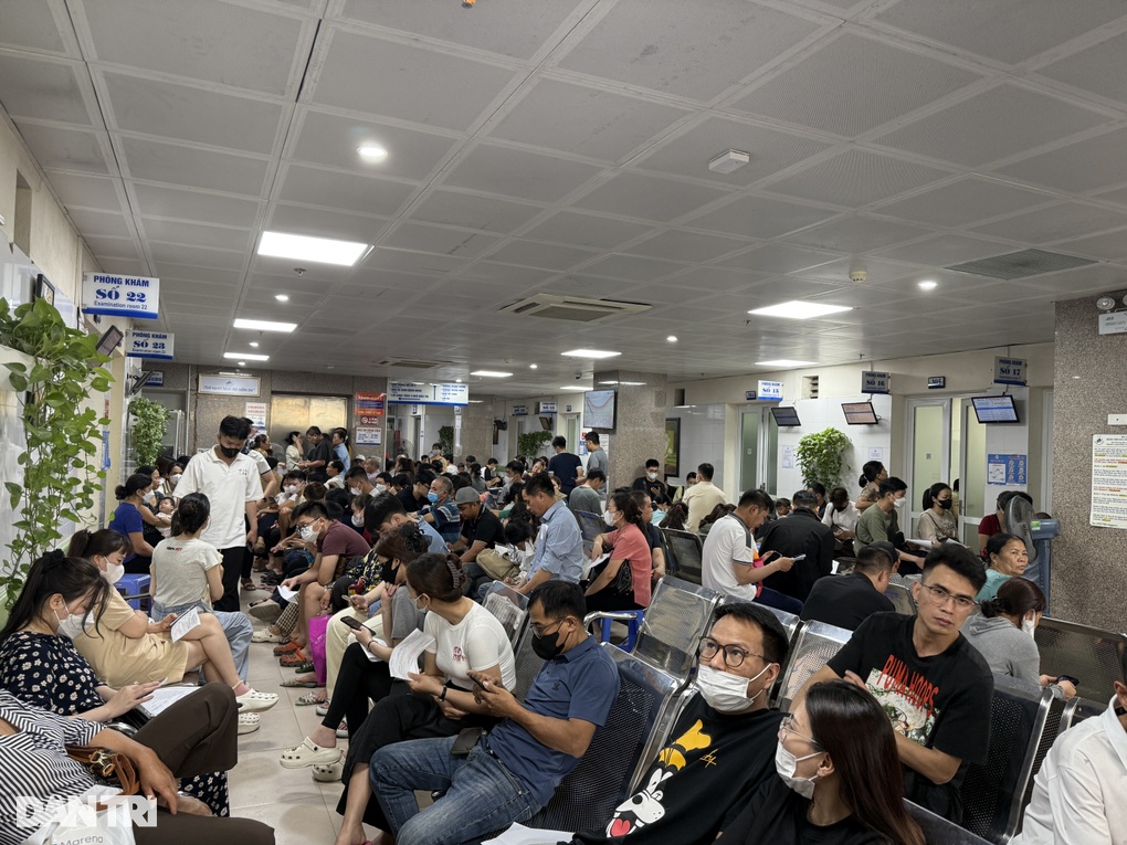 Thời tiết nắng nóng, hơn 2.000 lượt khám bệnh da mỗi ngày - 2 Thời tiết nắng nóng, hơn 2.000 lượt khám bệnh da mỗi ngày - 2