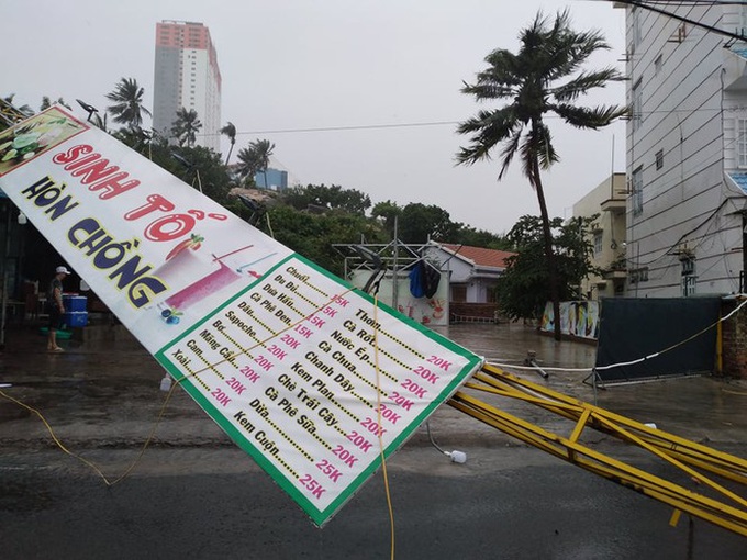 Bão đổ bộ vào tỉnh Khánh Hòa, gây mưa, gió và nhiều nơi mất điện - Ảnh 3. Bão đổ bộ vào tỉnh Khánh Hòa, gây mưa, gió và nhiều nơi mất điện - Ảnh 3.