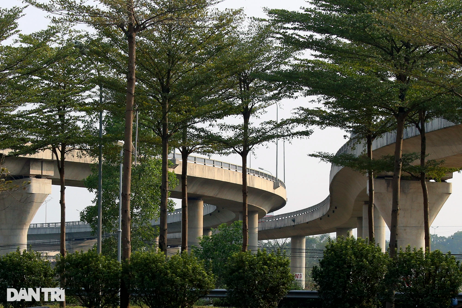 Vẻ đẹp bất ngờ từ những đường cong mềm mại trong giao thông ở Hà Nội - 13 Vẻ đẹp bất ngờ từ những đường cong mềm mại trong giao thông ở Hà Nội - 13