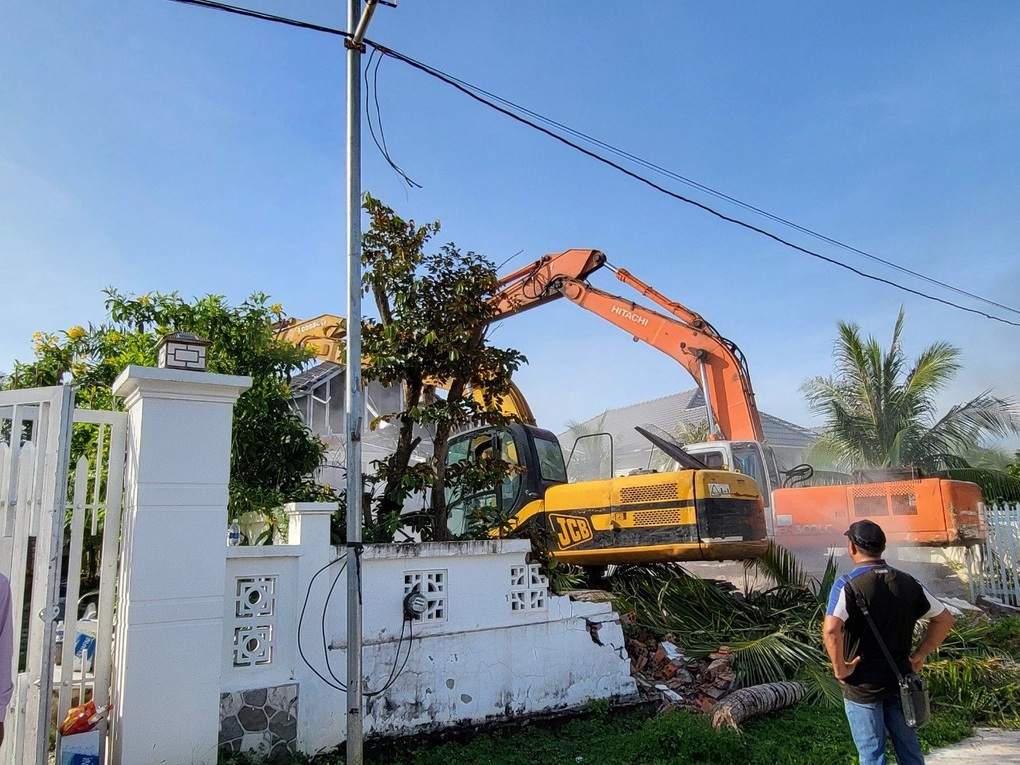 Cưỡng chế 2 biệt thự hàng nghìn m2 mọc trái phép ở Phú Quốc - 1 Cưỡng chế 2 biệt thự hàng nghìn m2 mọc trái phép ở Phú Quốc - 1