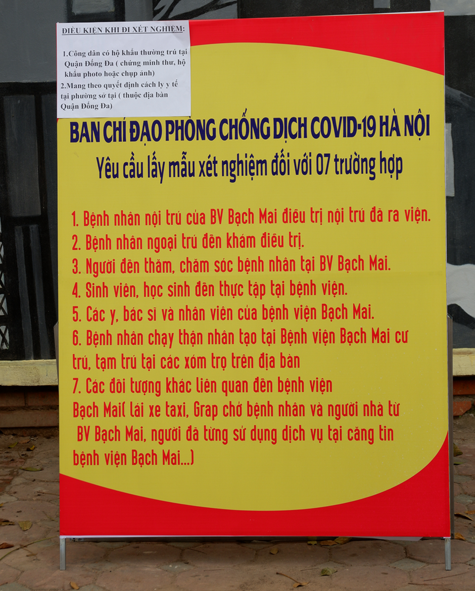 Người dân mang theo đồ ăn, ghế ngồi cố thủ chờ xét nghiệm nhanh Covid-19 - 8 Người dân mang theo đồ ăn, ghế ngồi cố thủ chờ xét nghiệm nhanh Covid-19 - 8