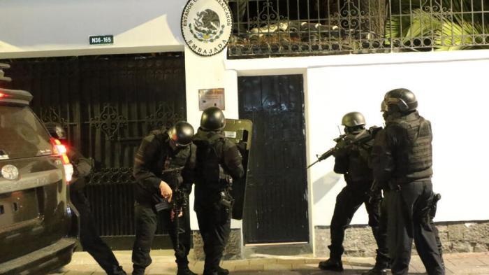 Vụ đột kích đại sứ quán Mexico của cảnh sát Ecuador (Ảnh: Al Mayadeen).