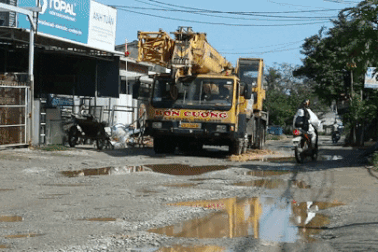 Bất an khi đi qua đoạn đường 2,5 km chi chít "ổ voi, ổ gà"