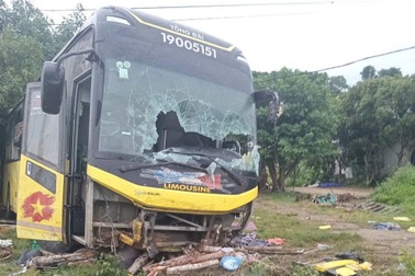 Lật xe khách ở Hà Tĩnh, 9 người tử vong, hơn 10 người bị thương