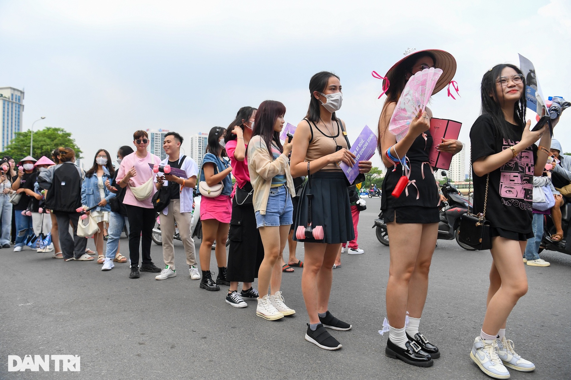 Vượt đường xa, fan Blackpink kéo theo vali đến sân vận động Mỹ Đình từ sớm - 2 Vượt đường xa, fan Blackpink kéo theo vali đến sân vận động Mỹ Đình từ sớm - 2