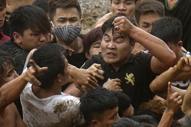 Hai mặt đẹp - xấu của những lễ hội đầu năm