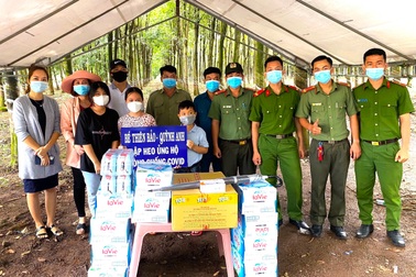 Bé lớp 1 cùng bạn đập heo đất lấy 20 triệu ủng hộ chốt chống dịch