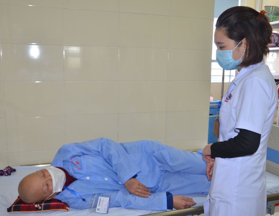 Người mẹ ung thư nghẹn ngào cầu xin các nhà hảo tâm thương 3 đứa con mồ côi - 1 Người mẹ ung thư nghẹn ngào cầu xin các nhà hảo tâm thương 3 đứa con mồ côi - 1
