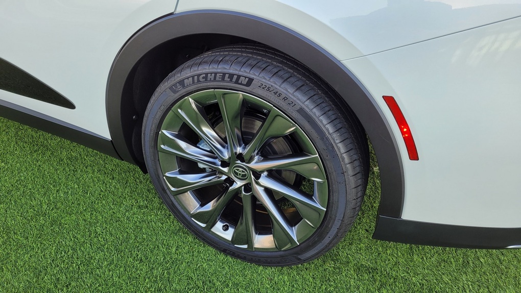 Toyota ra xe mới, lớn hơn Camry - 11