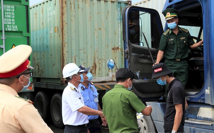 TP.HCM kiểm tra hung khí, ma túy đối với các tài xế ra vào cảng