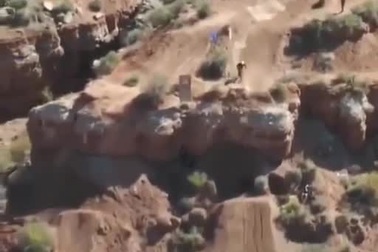 Vận động viên đua xe đạp địa hình với màn lao dốc núi cheo leo khó tin