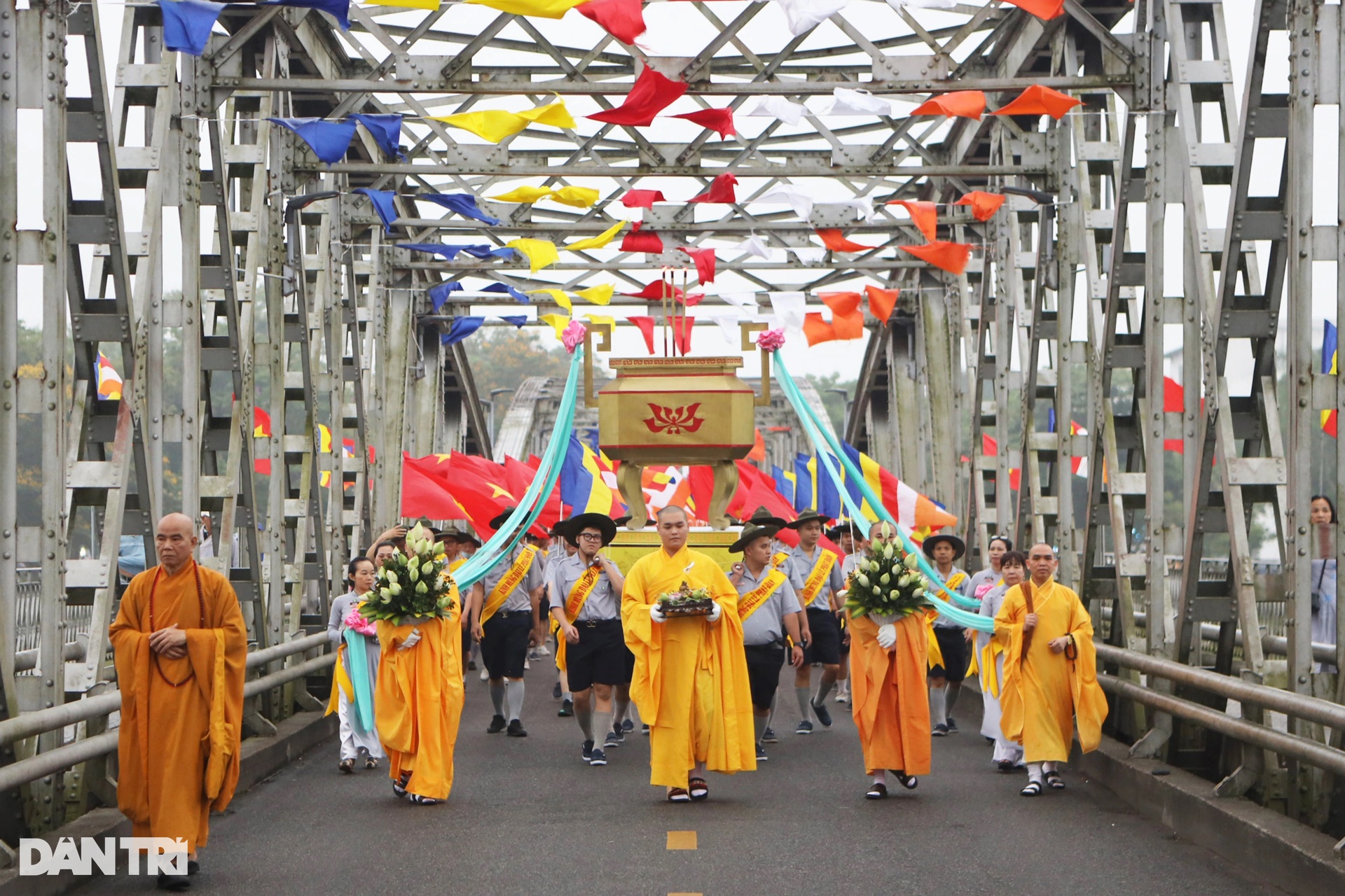 Phật tử Huế xếp hàng dài, đi bộ hơn 4km tại lễ rước tượng Phật sơ sinh - 5 Phật tử Huế xếp hàng dài, đi bộ hơn 4km tại lễ rước tượng Phật sơ sinh - 5