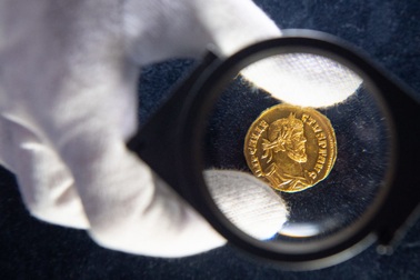 Ăn may vớ đồng xu vàng hiếm có, bán được hơn 16 tỷ đồng