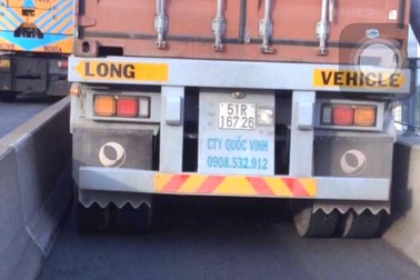 Xe container đi vào làn xe máy trên cầu Phú Mỹ